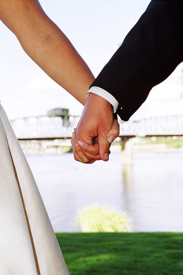 Mains de fixation de couples de mariage photographie stock Mains de fixation de couples de mariage photographie stock