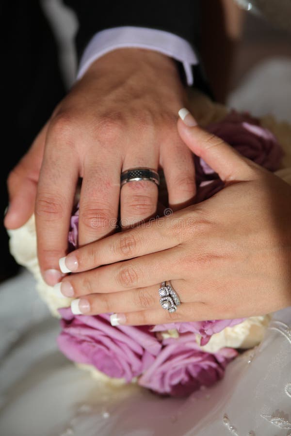 Mains de fixation de couples de nouveaux mariés photos stock Mains de fixation de couples de nouveaux mariés photos stock