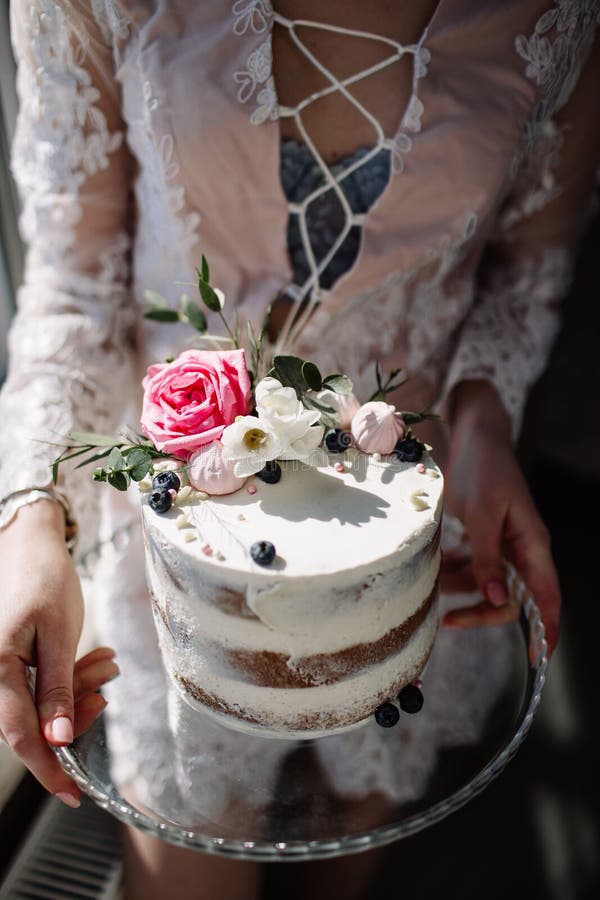Mains De Jeune Femme Tenant Le Foyer Selectif De Gateau D Anniversaire Photo Stock Image Du Tenant Mains Mains De Jeune Femme Tenant Le Foyer Selectif De Gateau D Anniversaire Photo Stock Image Du Tenant Mains