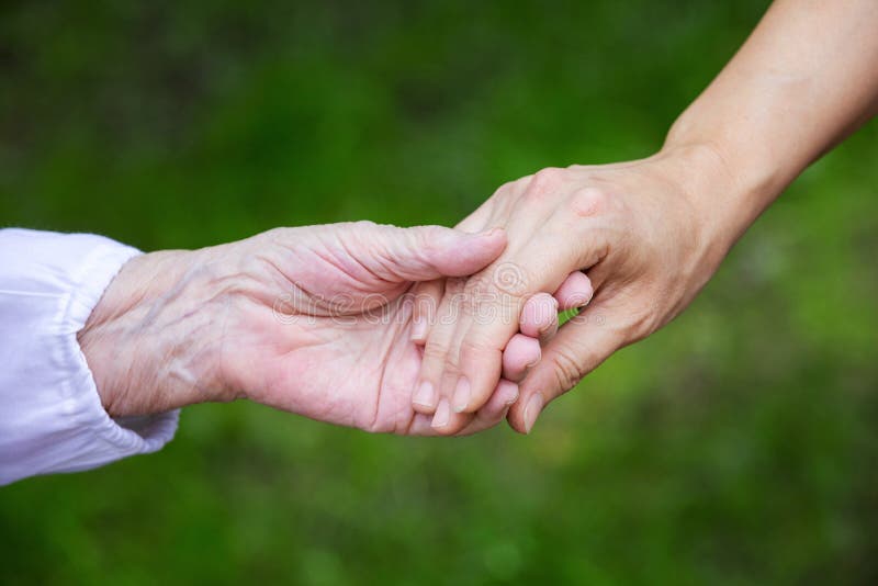 Mains de jeunes femmes adultes et supérieures au-dessus de fond vert image libre de droits Mains de jeunes femmes adultes et supérieures au-dessus de fond vert image libre de droits