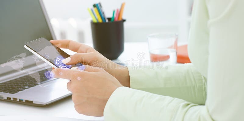 Mains de la femme tenant le smartphone avec le concept tiré par la main d'icônes et de symboles de media images libres de droits Mains de la femme tenant le smartphone avec le concept tiré par la main d'icônes et de symboles de media images libres de droits