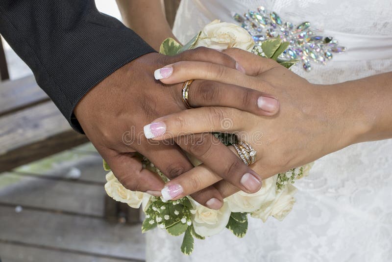 Mains de mariage et anneaux de mariage photos stock Mains de mariage et anneaux de mariage photos stock