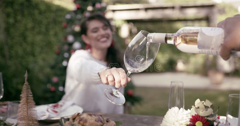 Mains de Noël verser du vin et une femme avec des amis pour célébrer les fêtes. Groupe Xmas et personnes heureuses avec banque de vidéos