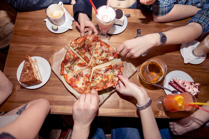 Mains de personnes prenant des tranches de pizza Margherita Margarita et mains de pizza images stock Mains de personnes prenant des tranches de pizza Margherita Margarita et mains de pizza images stock