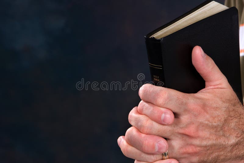 Mains de prière avec la bible images stock Mains de prière avec la bible images stock