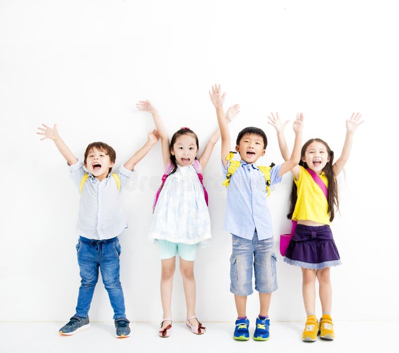Mains de sourire heureuses d'augmenter d'enfants photographie stock libre de droits Mains de sourire heureuses d'augmenter d'enfants photographie stock libre de droits