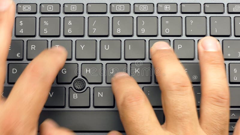 Mains de vue supérieure de plan rapproché dactylographiant la longueur 4k de clavier à toute allure banque de vidéos