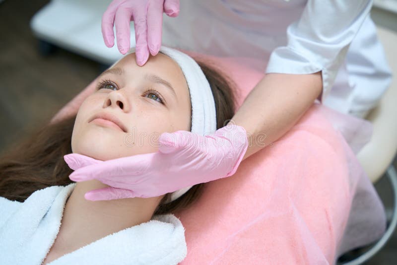 Mains Esthéticienne Dans Les Gants Examiner Le Visage Fille Dans Salon De  Beauté Photo stock - Image du professionnel, fille: 256244052