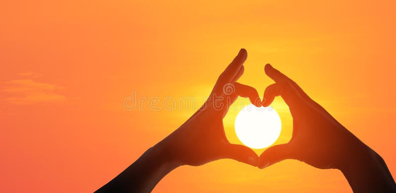 Mains faisant un symbole en forme de coeur photos libres de droits Mains faisant un symbole en forme de coeur photos libres de droits