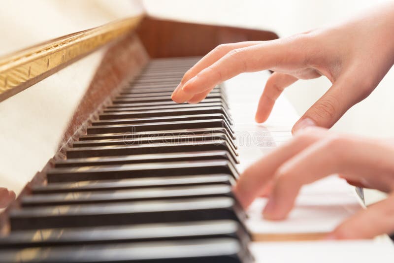 Mains femelles jouant le piano photographie stock Mains femelles jouant le piano photographie stock