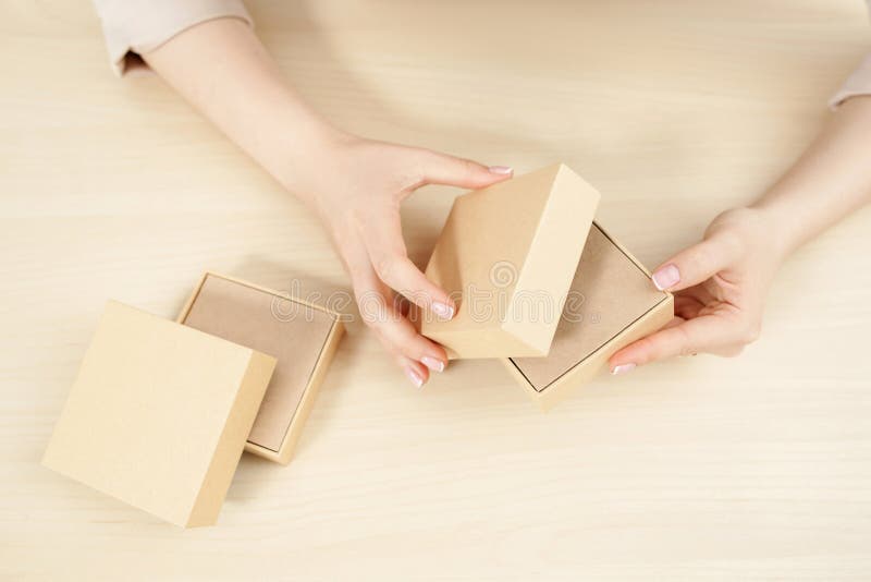 Une Boîte En Carton Ouverte Avec Du Papier Bulle Le Concept D