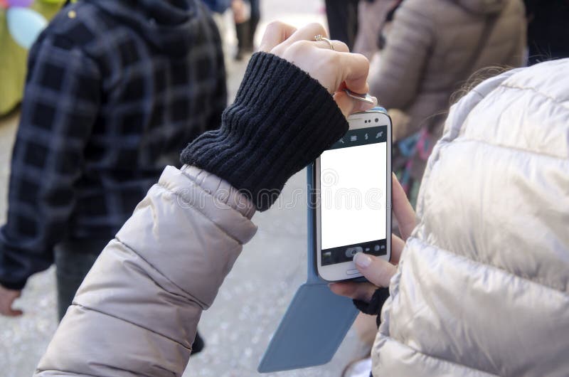 Mains femelles prenant la photo avec le smartphone et l'AMO blanc d'écran photographie stock libre de droits Mains femelles prenant la photo avec le smartphone et l'AMO blanc d'écran photographie stock libre de droits