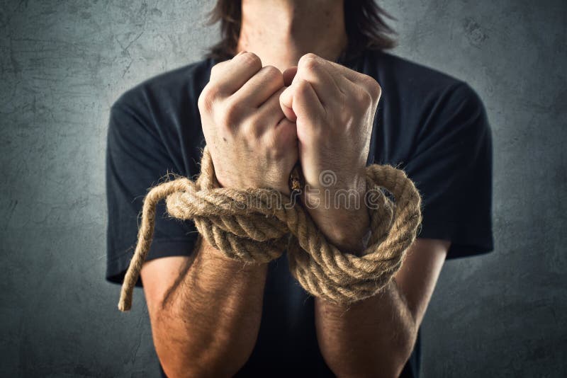 Mains masculines attachées avec une corde