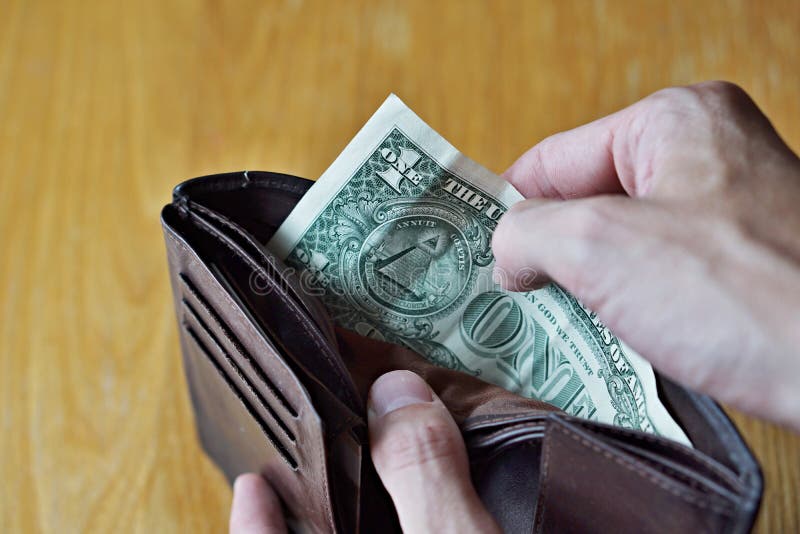 Mains masculines ouvrant un portefeuille en cuir presque vide avec seulement un dollar américain (un dollar US d'USD,) comme symb image stock Mains masculines ouvrant un portefeuille en cuir presque vide avec seulement un dollar américain (un dollar US d'USD,) comme symb image stock