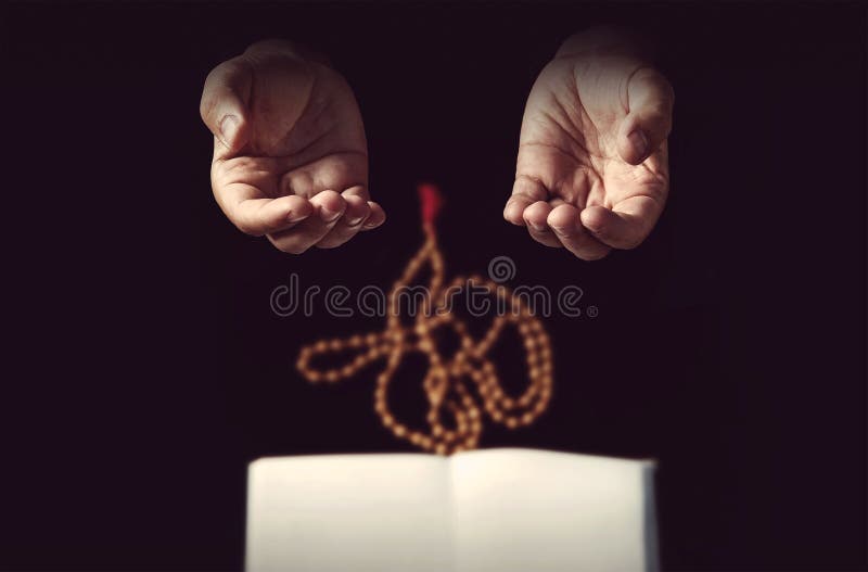 Mains musulmanes d'homme tenant le chapelet photographie stock libre de droits