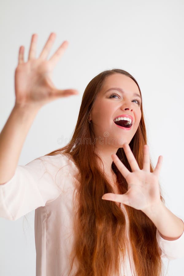 Mains ouvertes d'apparence rousse de jeune femme à l'avant image stock Mains ouvertes d'apparence rousse de jeune femme à l'avant image stock