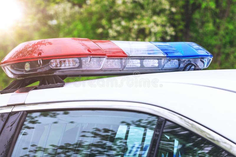 Maintenez l'ordre la voiture de patrouille avec des sirènes pendant un contrôle de la circulation bleu images stock Maintenez l'ordre la voiture de patrouille avec des sirènes pendant un contrôle de la circulation bleu images stock