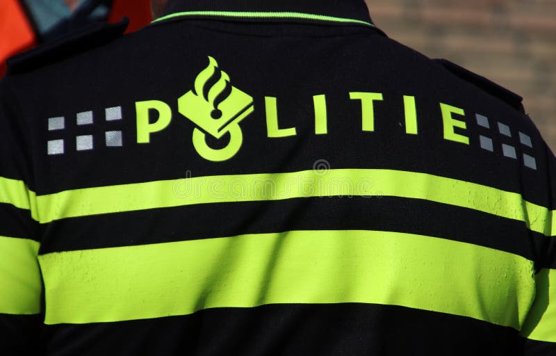 Maintenez l'ordre le logo au dos d'un agent sur l'uniforme aux Pays-Bas image stock Maintenez l'ordre le logo au dos d'un agent sur l'uniforme aux Pays-Bas image stock