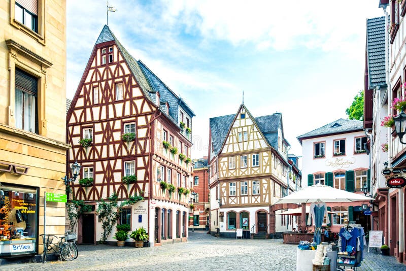 MAINZ, Alemanha - 21 de julho de 2018 Velho município com edifícios típicos pitorescos imagem de stock MAINZ, Alemanha - 21 de julho de 2018 Velho município com edifícios típicos pitorescos imagem de stock
