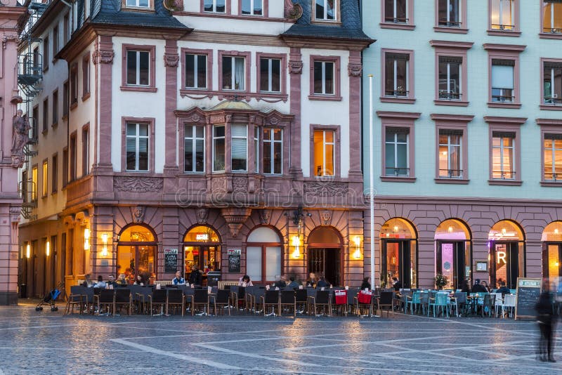 Mainz, Deutschland - 14. November 2017: Der Marktplatz im alten lizenzfreies stockbild Mainz, Deutschland - 14. November 2017: Der Marktplatz im alten lizenzfreies stockbild