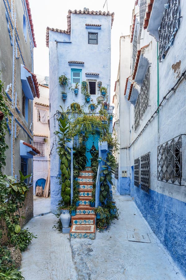 A maioria de casa estreita de Chefchaouen fotografia de stock A maioria de casa estreita de Chefchaouen fotografia de stock