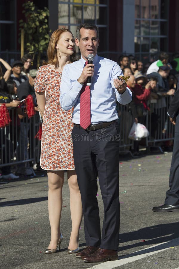 Maire Eric Garcetti et épouse, marche de Jacque McMillan dans 115th Dragon Parade d'or, nouvelle année chinoise, Los Angeles, Cal image stock Maire Eric Garcetti et épouse, marche de Jacque McMillan dans 115th Dragon Parade d'or, nouvelle année chinoise, Los Angeles, Cal image stock