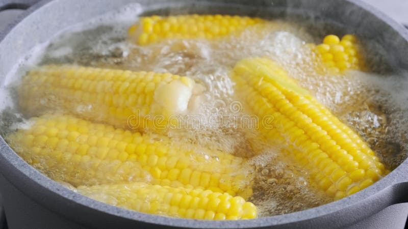 Mais in heißem Wasser kochen