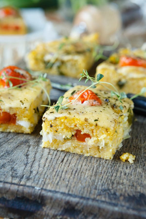 Gegrillte Rippen Mit Polenta Stockbild - Bild von maisbrei, mahlzeit ...