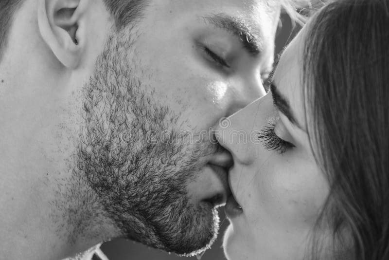 Homem e mulher, beijo na bochecha, mostrar casal apaixonado, amor