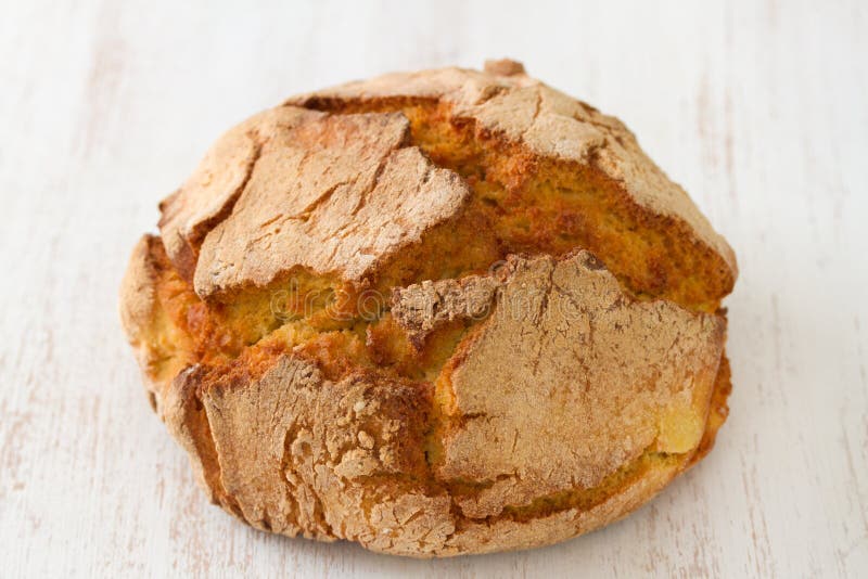 Typisches Portugiesisches Maisbrot Auf Blauem Hintergrund Stockfoto ...