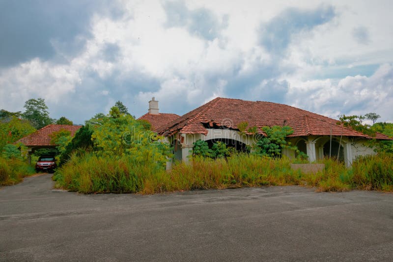 Maison abandonnée entourée de buissons et de pelouse longue dans frasers hill raub pahang malaysia