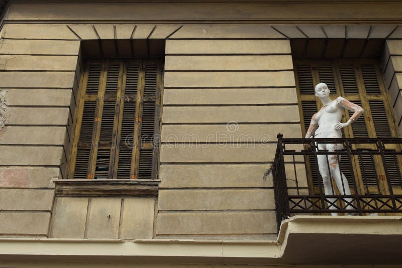 Maison abandonnée par poupée de mannequin photos stock Maison abandonnée par poupée de mannequin photos stock
