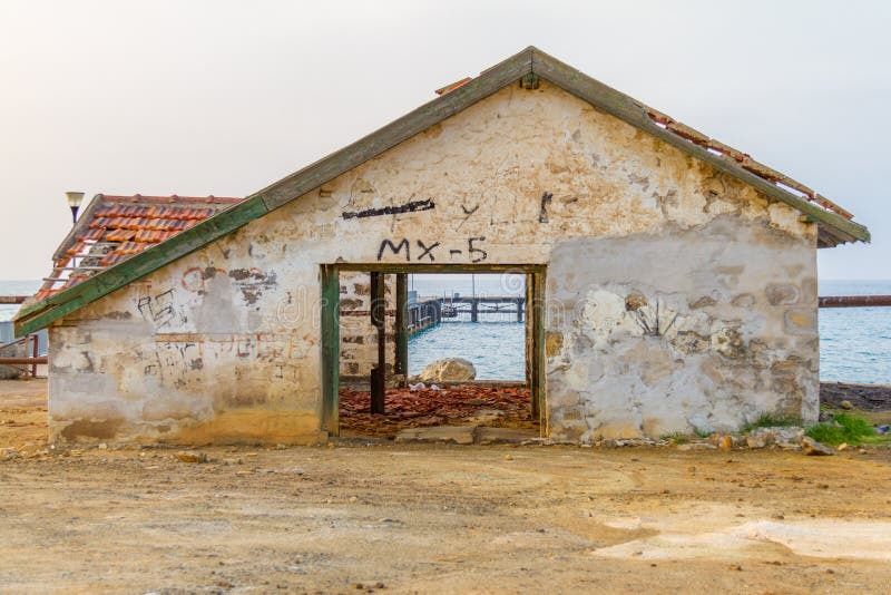 Maison abandonnée par un pilier en plage d'Argaka, Chypre images libres de droits Maison abandonnée par un pilier en plage d'Argaka, Chypre images libres de droits