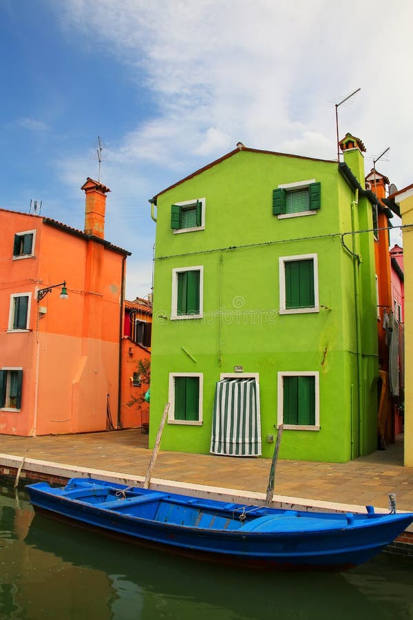 Maison colorée par le canal dans Burano, Venise, Italie images stock Maison colorée par le canal dans Burano, Venise, Italie images stock