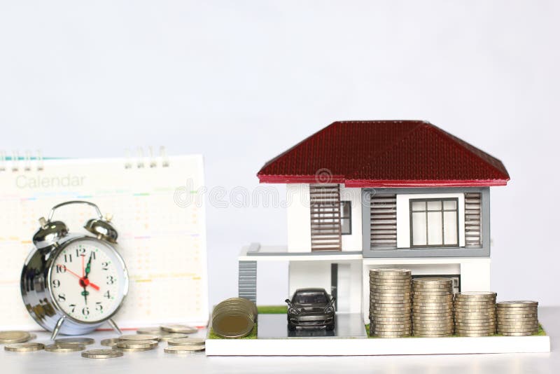 Maison de concept de temps d'impôts et modèle et voiture avec empiler l'argent de pièces de monnaie photo libre de droits Maison de concept de temps d'impôts et modèle et voiture avec empiler l'argent de pièces de monnaie photo libre de droits