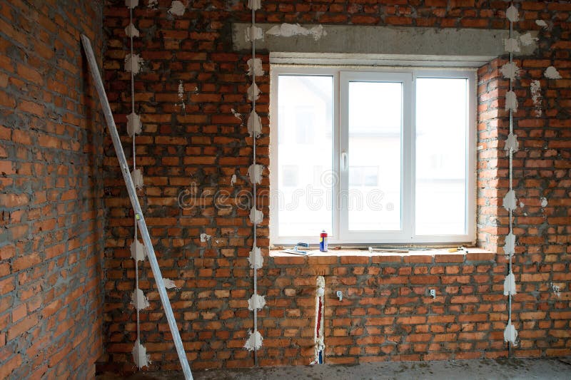 Maison de logement du bâtiment house Travail effectué sur le câblage et l'installa électriques images stock Maison de logement du bâtiment house Travail effectué sur le câblage et l'installa électriques images stock