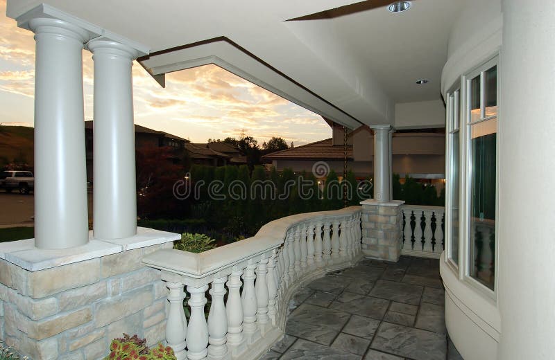 Maison de luxe au crépuscule image stock Maison de luxe au crépuscule image stock