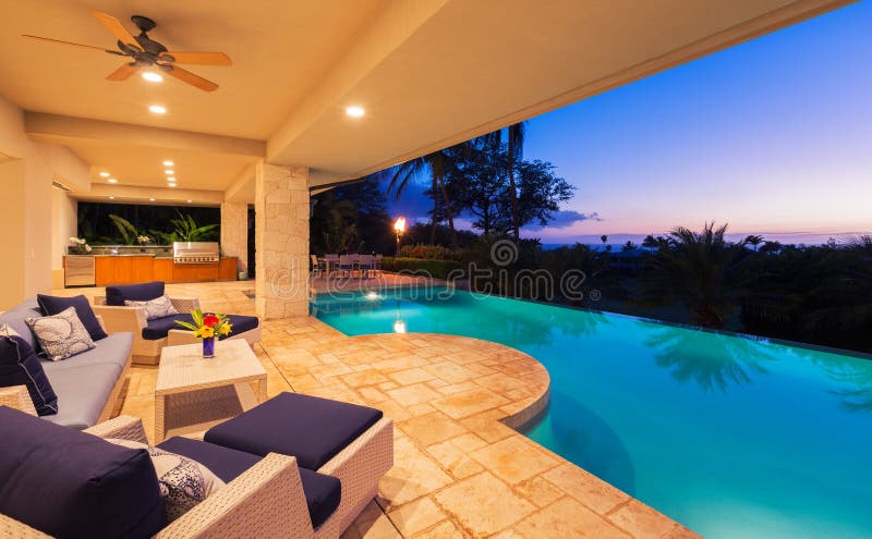 Maison de luxe avec la piscine au coucher du soleil image libre de droits