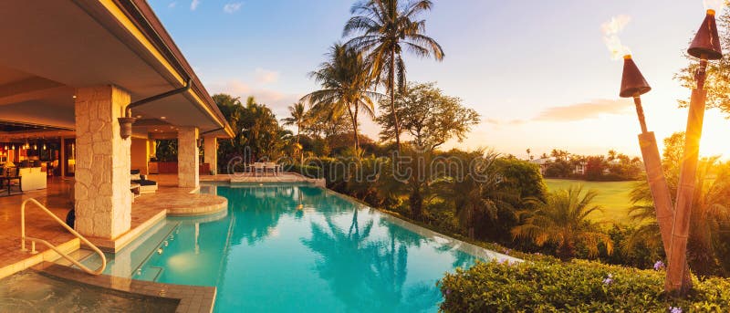 Maison de luxe avec la piscine au coucher du soleil photo libre de droits
