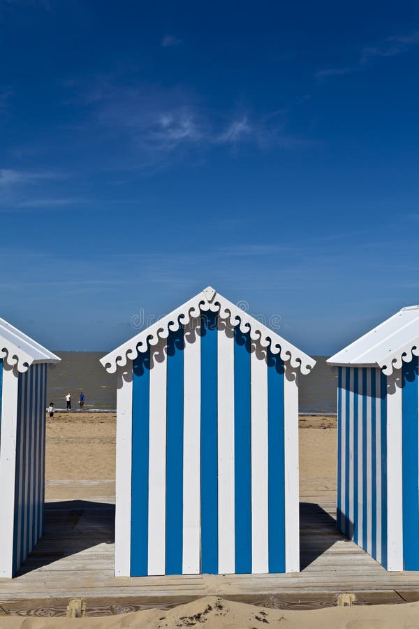 Maison de plage rayée blanche et bleue sur une plage ensoleillée images libres de droits Maison de plage rayée blanche et bleue sur une plage ensoleillée images libres de droits
