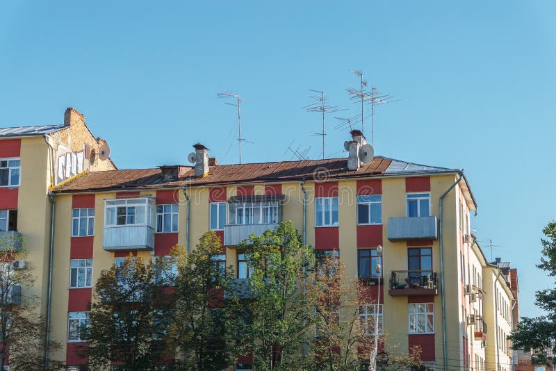 Maison de rapport moderne sur un fond de ciel bleu images stock Maison de rapport moderne sur un fond de ciel bleu images stock