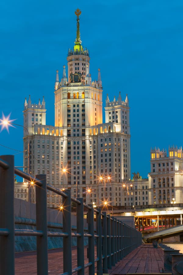 Maison de rapport sur le remblai de Kotelnicheskaya à Moscou images libres de droits Maison de rapport sur le remblai de Kotelnicheskaya à Moscou images libres de droits