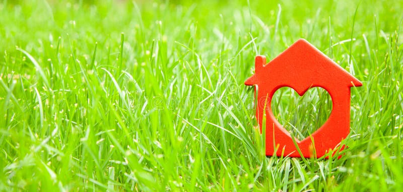 Maison douce dans l'herbe Concept de maison d'eco, cottage Symbole de maison avec le coeur sur la pelouse verte Copiez l'espace p photographie stock Maison douce dans l'herbe Concept de maison d'eco, cottage Symbole de maison avec le coeur sur la pelouse verte Copiez l'espace p photographie stock