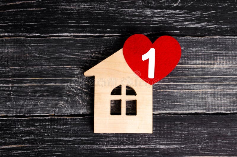 Maison en bois avec un coeur rouge sur un fond des conseils en bois noirs Une icône d'avis pour l'application Nid d'amour, amour photo libre de droits Maison en bois avec un coeur rouge sur un fond des conseils en bois noirs Une icône d'avis pour l'application Nid d'amour, amour photo libre de droits
