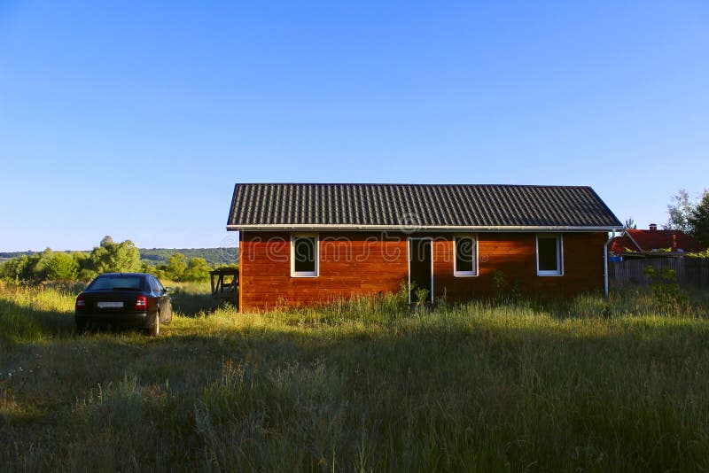 Maison en bois dans la campagne photo stock Maison en bois dans la campagne photo stock