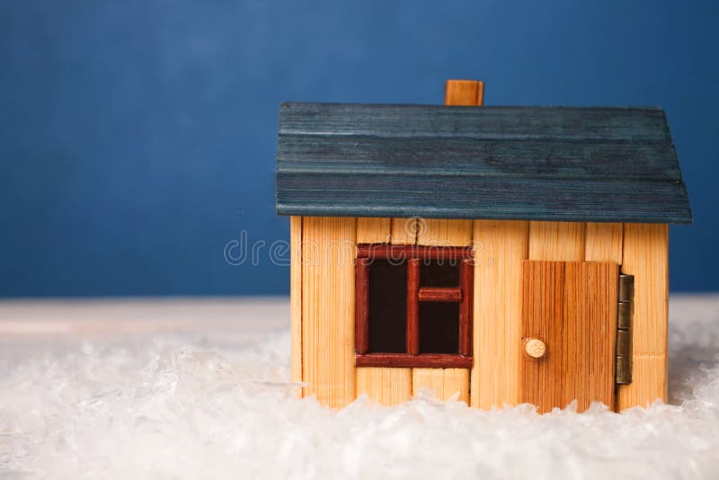Maison en bois dans la neige images libres de droits Maison en bois dans la neige images libres de droits
