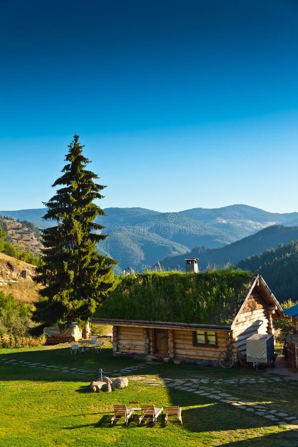 Maison en bois dans les montagnes photographie stock Maison en bois dans les montagnes photographie stock