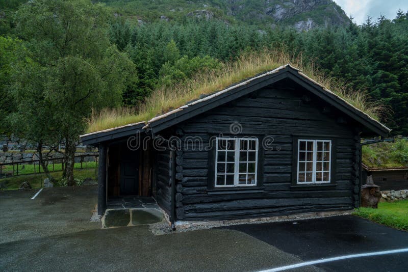 Maison en bois norvégienne traditionnelle Maison norvégienne type Maison norvégienne typique avec l'herbe sur le toit photo stock Maison en bois norvégienne traditionnelle Maison norvégienne type Maison norvégienne typique avec l'herbe sur le toit photo stock