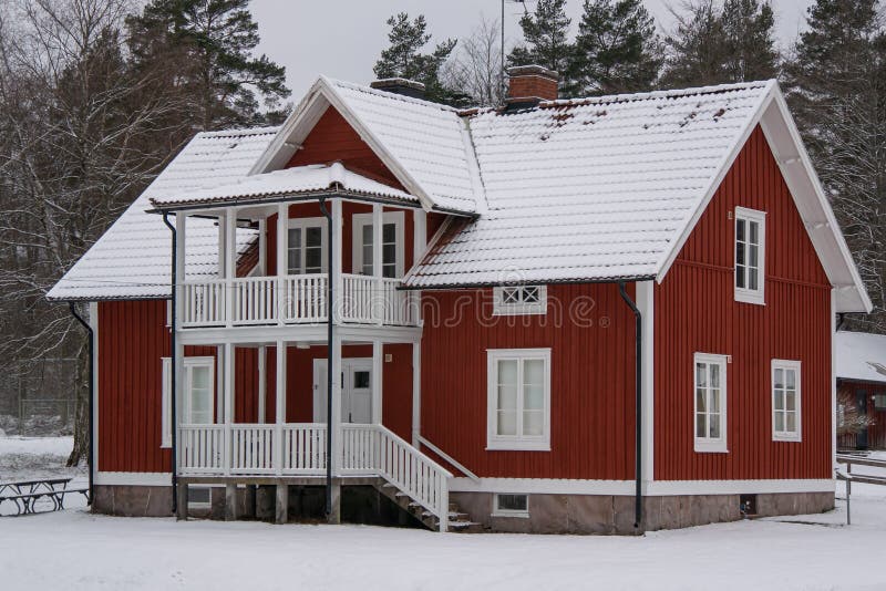 Maison En Bois Rouge Scandinave Dans Le Village Typique Photo stock