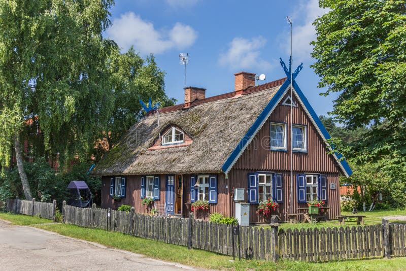Maison en bois traditionnelle sur la broche de Curonian photo libre de droits Maison en bois traditionnelle sur la broche de Curonian photo libre de droits